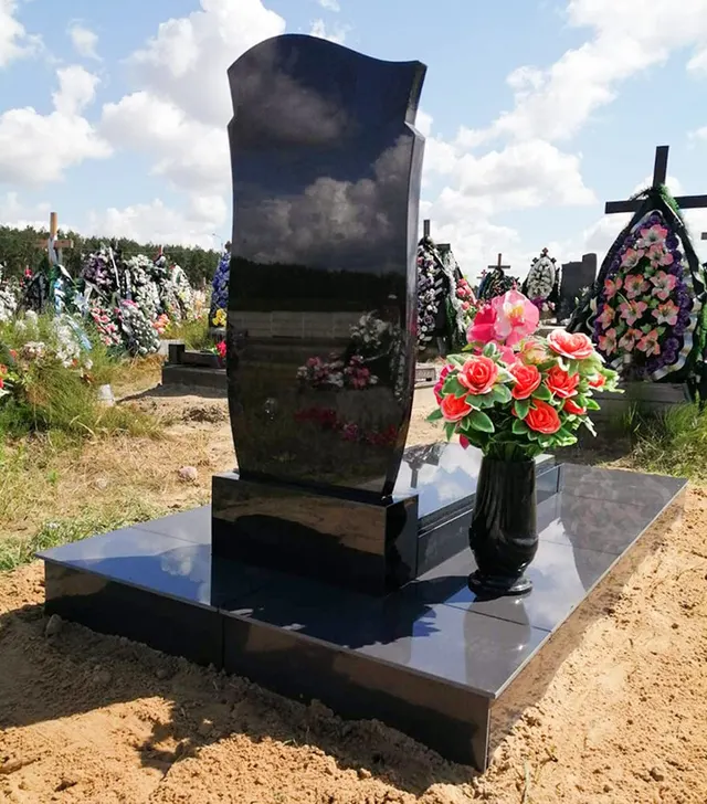Памятник из полированного чёрного гранита с вазой и цветами